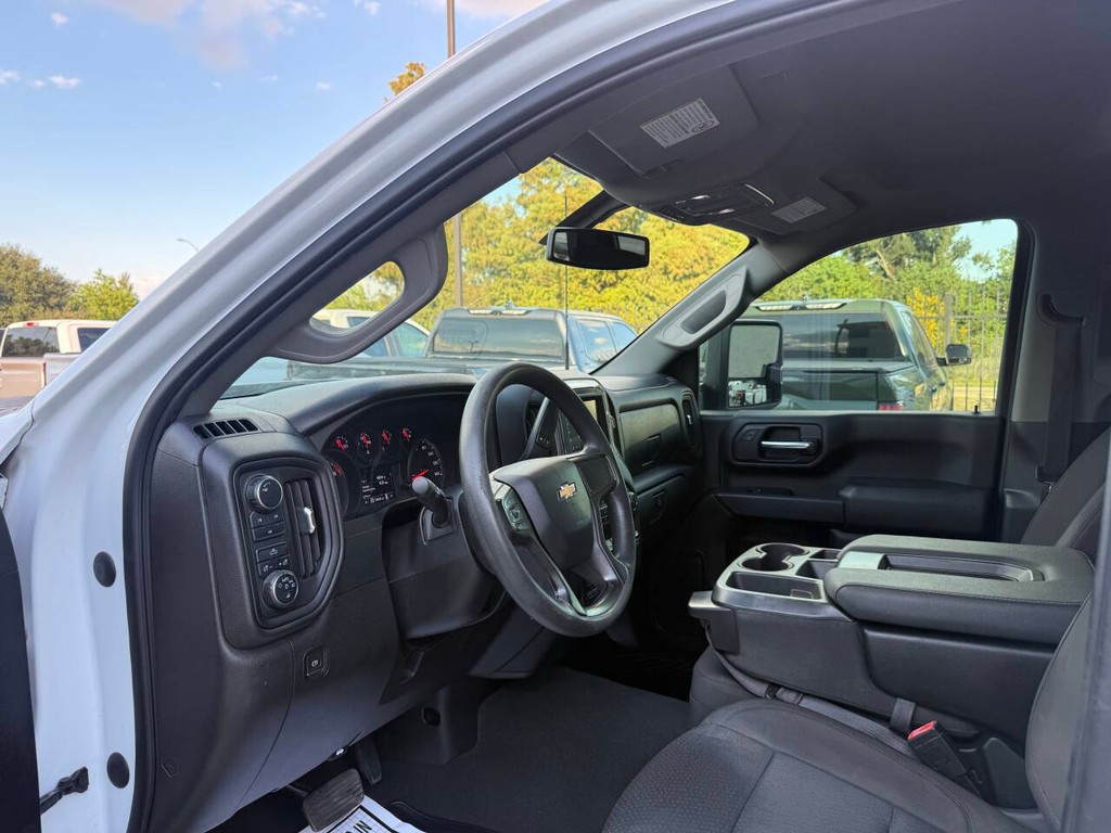 Chevrolet Silverado 2500HD Vehicle Full-screen Gallery Image 06