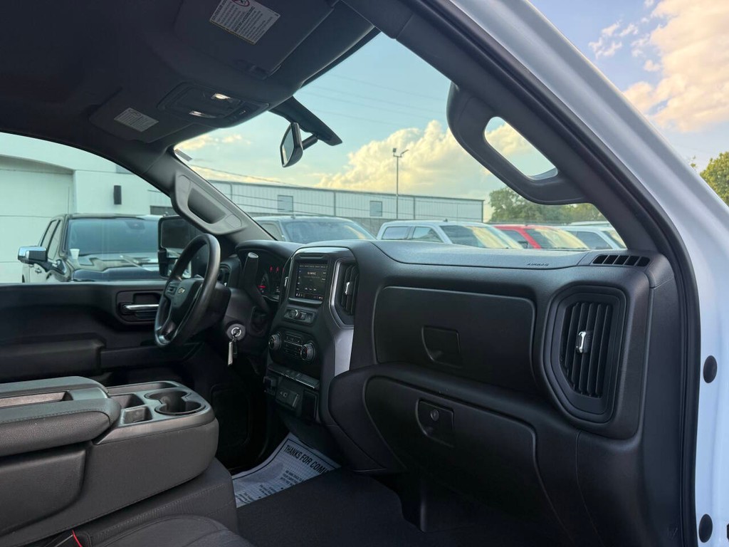 Chevrolet Silverado 2500HD Vehicle Full-screen Gallery Image 09