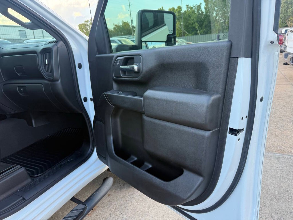 Chevrolet Silverado 2500HD Vehicle Full-screen Gallery Image 11