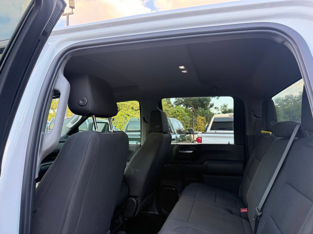 Chevrolet Silverado 2500HD Vehicle Full-screen Gallery Image 12