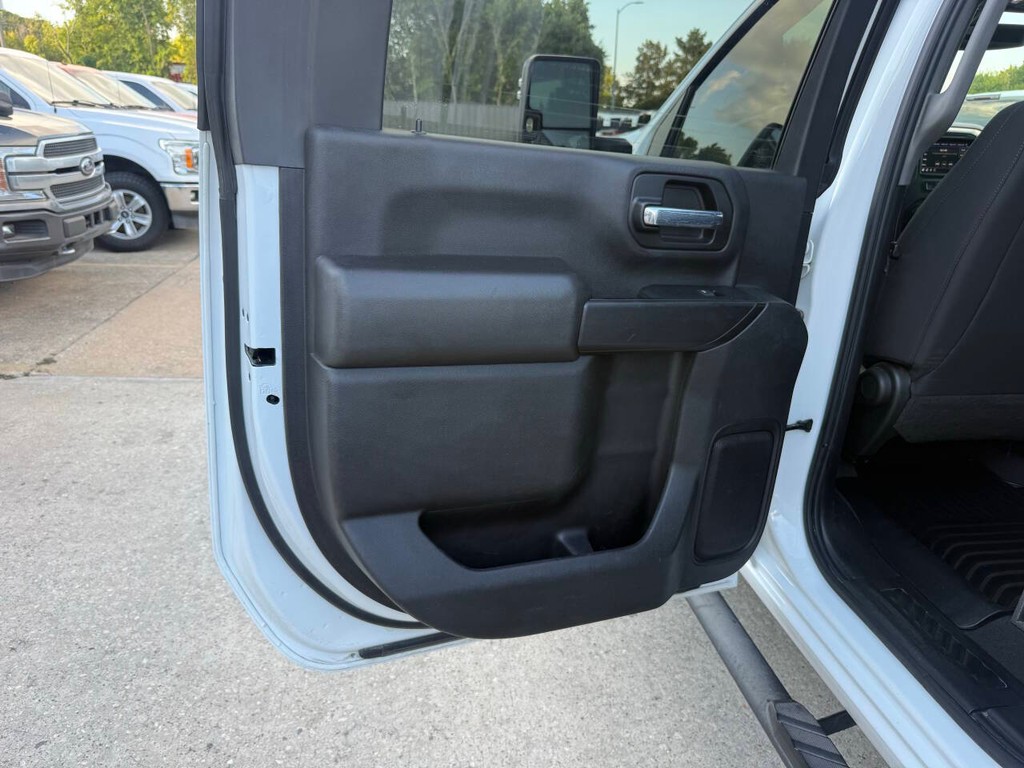 Chevrolet Silverado 2500HD Vehicle Full-screen Gallery Image 14