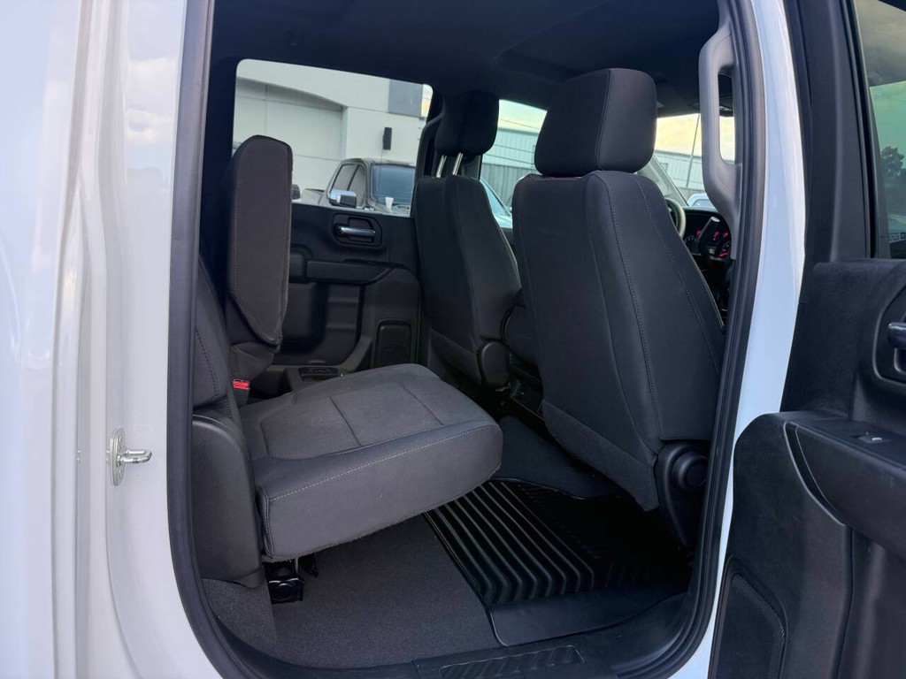 Chevrolet Silverado 2500HD Vehicle Full-screen Gallery Image 15