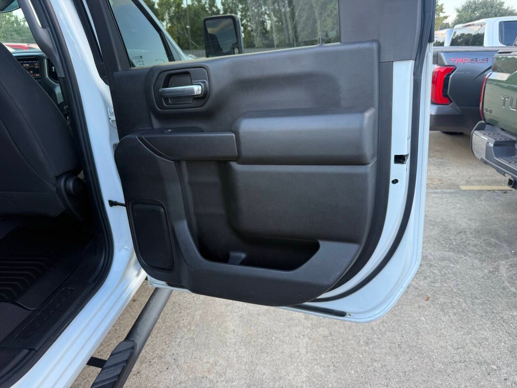 Chevrolet Silverado 2500HD Vehicle Full-screen Gallery Image 16