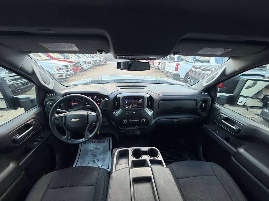 Chevrolet Silverado 2500HD Vehicle Full-screen Gallery Image 18