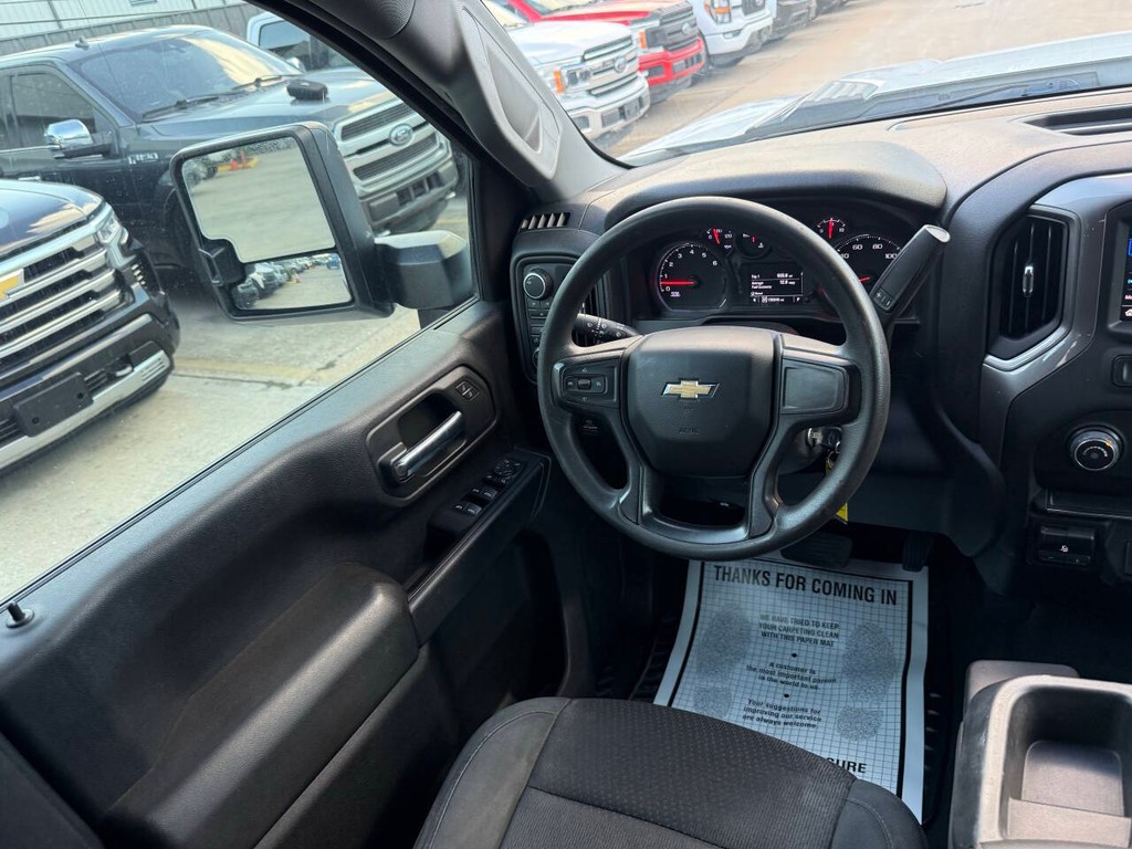 Chevrolet Silverado 2500HD Vehicle Full-screen Gallery Image 19