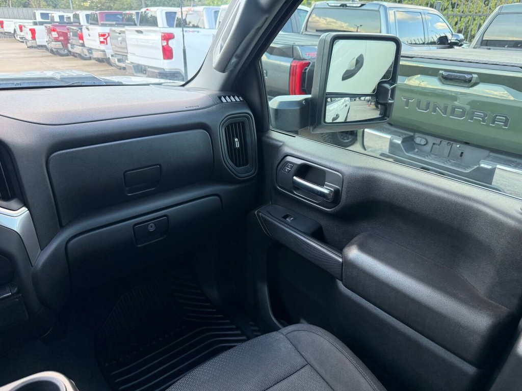 Chevrolet Silverado 2500HD Vehicle Full-screen Gallery Image 20
