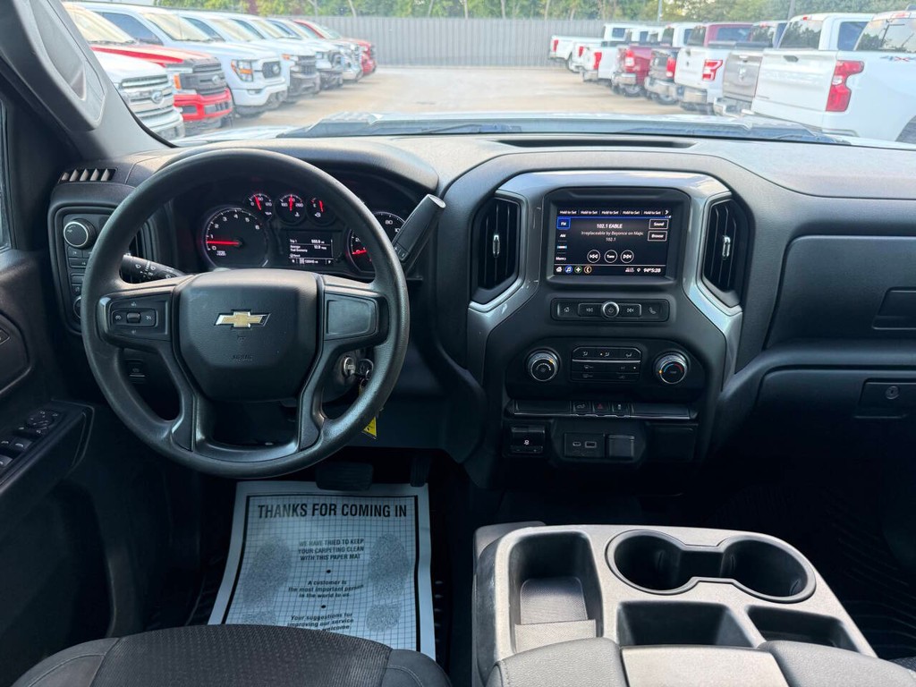 Chevrolet Silverado 2500HD Vehicle Full-screen Gallery Image 21