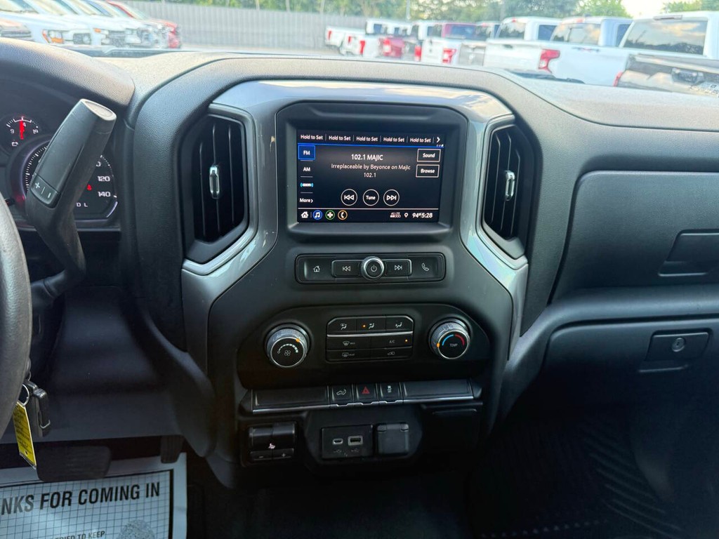 Chevrolet Silverado 2500HD Vehicle Full-screen Gallery Image 24