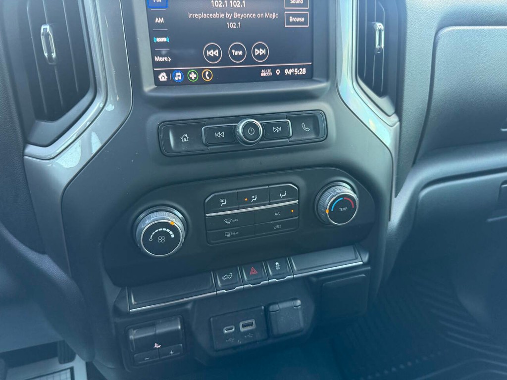 Chevrolet Silverado 2500HD Vehicle Full-screen Gallery Image 28