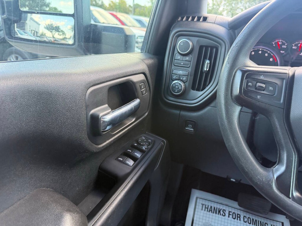 Chevrolet Silverado 2500HD Vehicle Full-screen Gallery Image 31