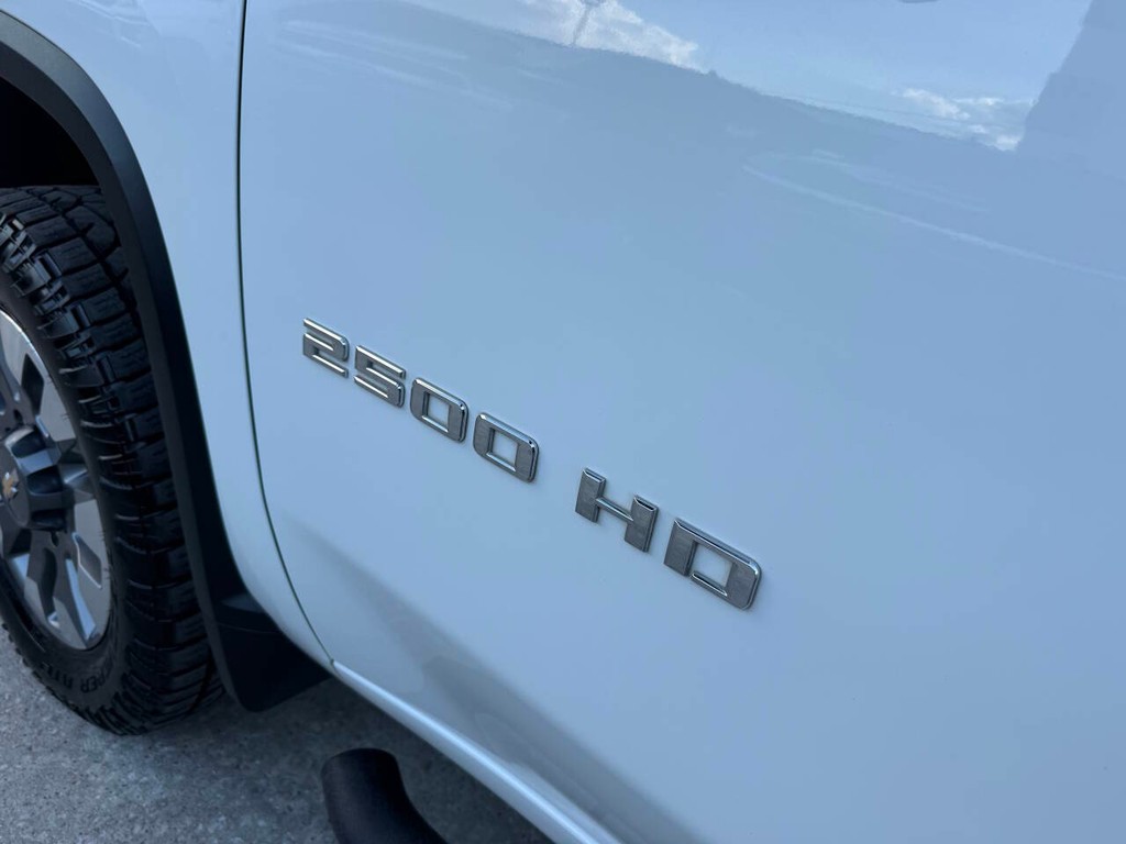 Chevrolet Silverado 2500HD Vehicle Full-screen Gallery Image 38