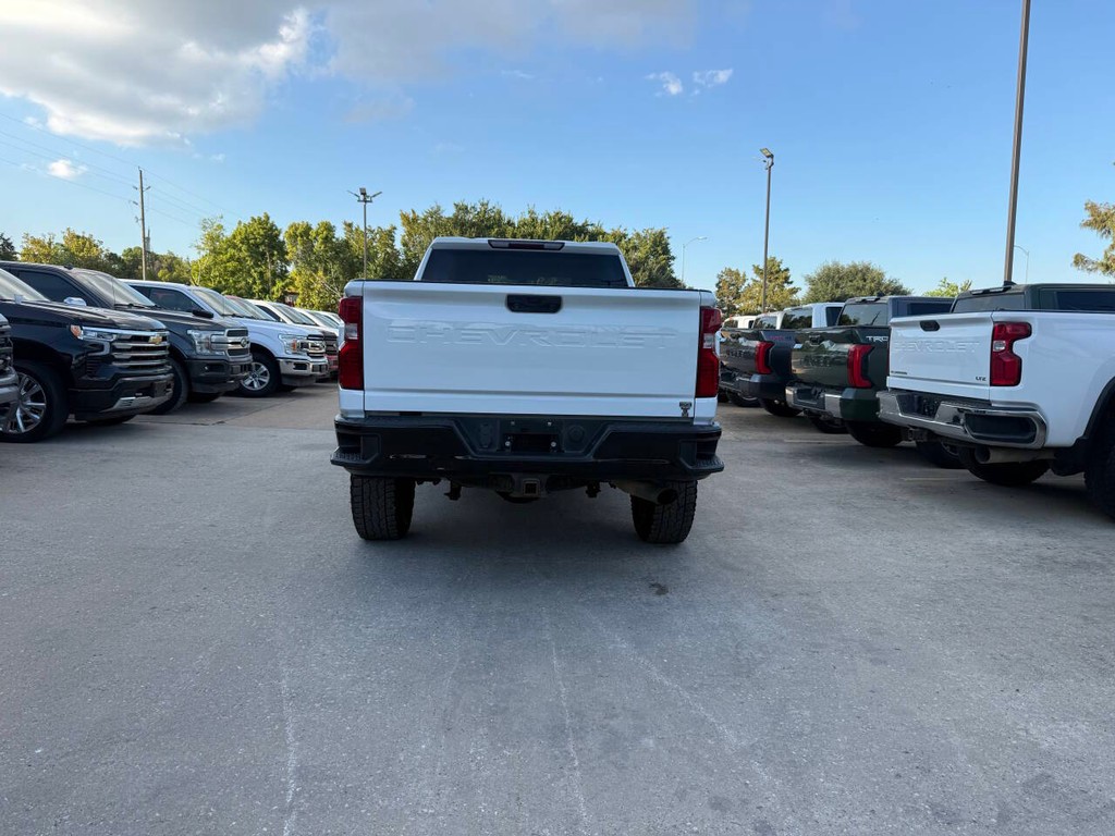 Chevrolet Silverado 2500HD Vehicle Full-screen Gallery Image 39