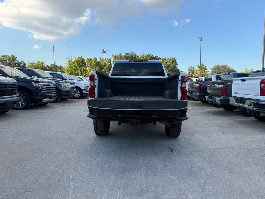 Chevrolet Silverado 2500HD Vehicle Full-screen Gallery Image 40