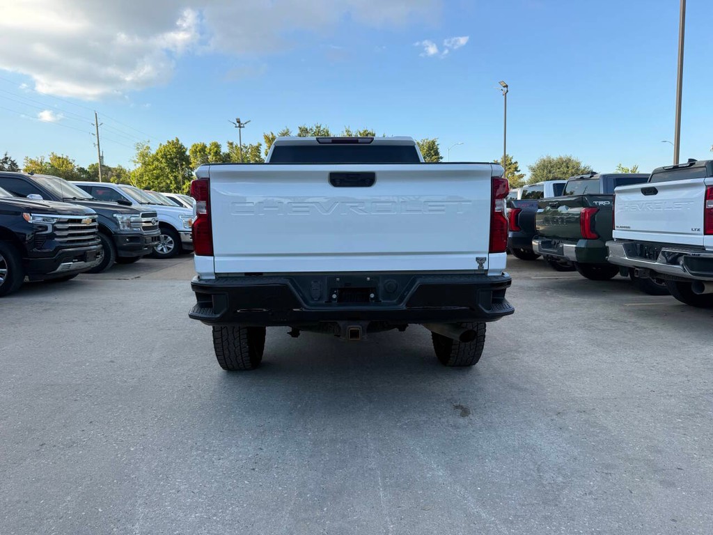 Chevrolet Silverado 2500HD Vehicle Full-screen Gallery Image 41