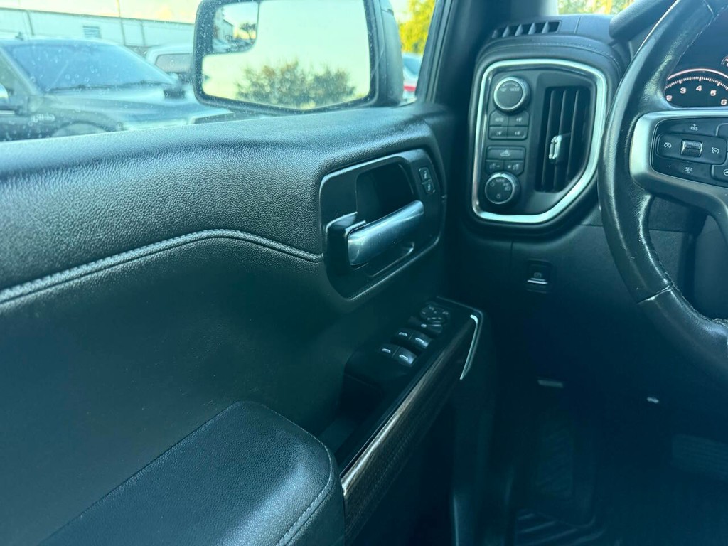 Chevrolet Silverado 1500 Vehicle Full-screen Gallery Image 31