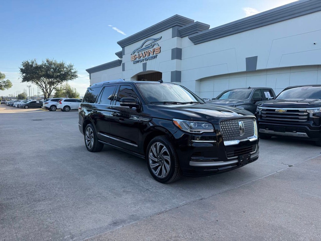 Lincoln Navigator Vehicle Full-screen Gallery Image 02