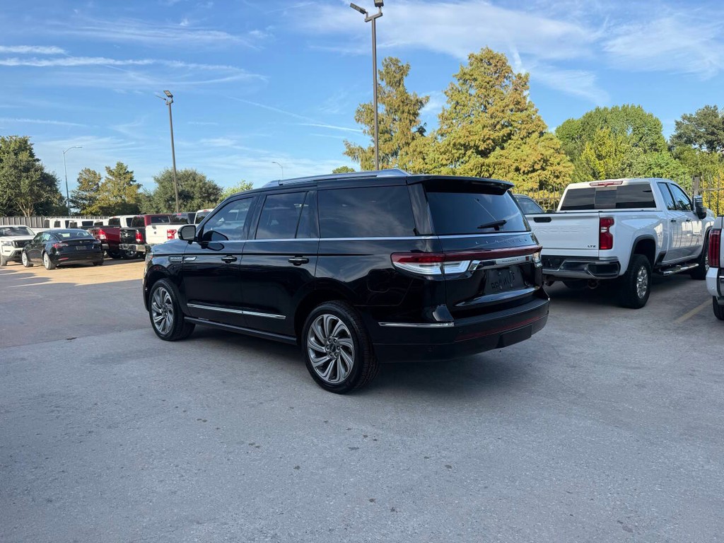 Lincoln Navigator Vehicle Full-screen Gallery Image 04