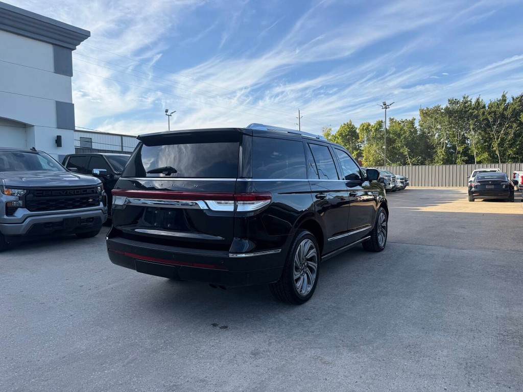 Lincoln Navigator Vehicle Full-screen Gallery Image 05