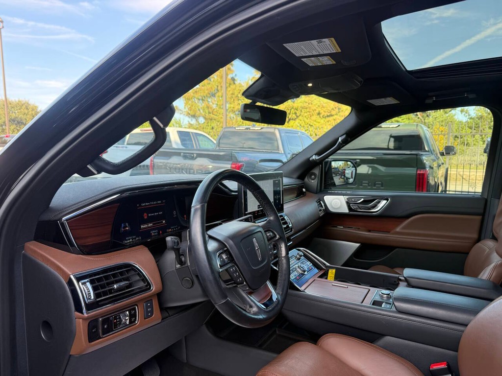 Lincoln Navigator Vehicle Full-screen Gallery Image 06