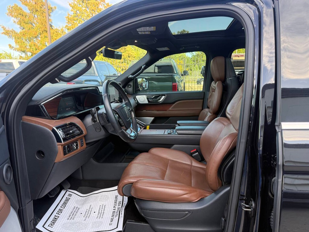 Lincoln Navigator Vehicle Full-screen Gallery Image 07