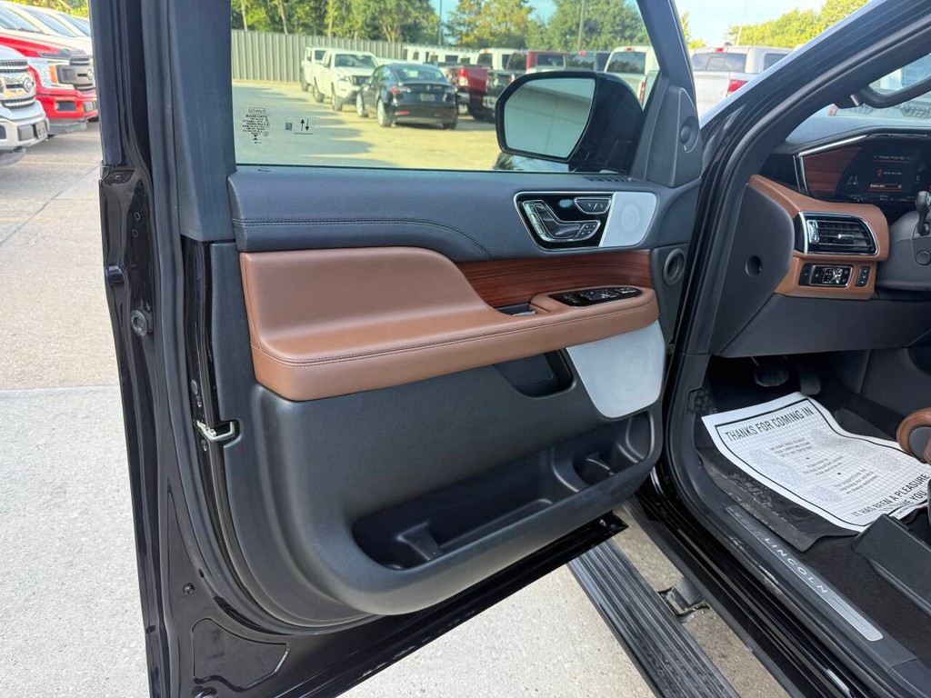 Lincoln Navigator Vehicle Full-screen Gallery Image 08