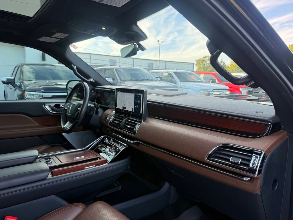 Lincoln Navigator Vehicle Full-screen Gallery Image 09