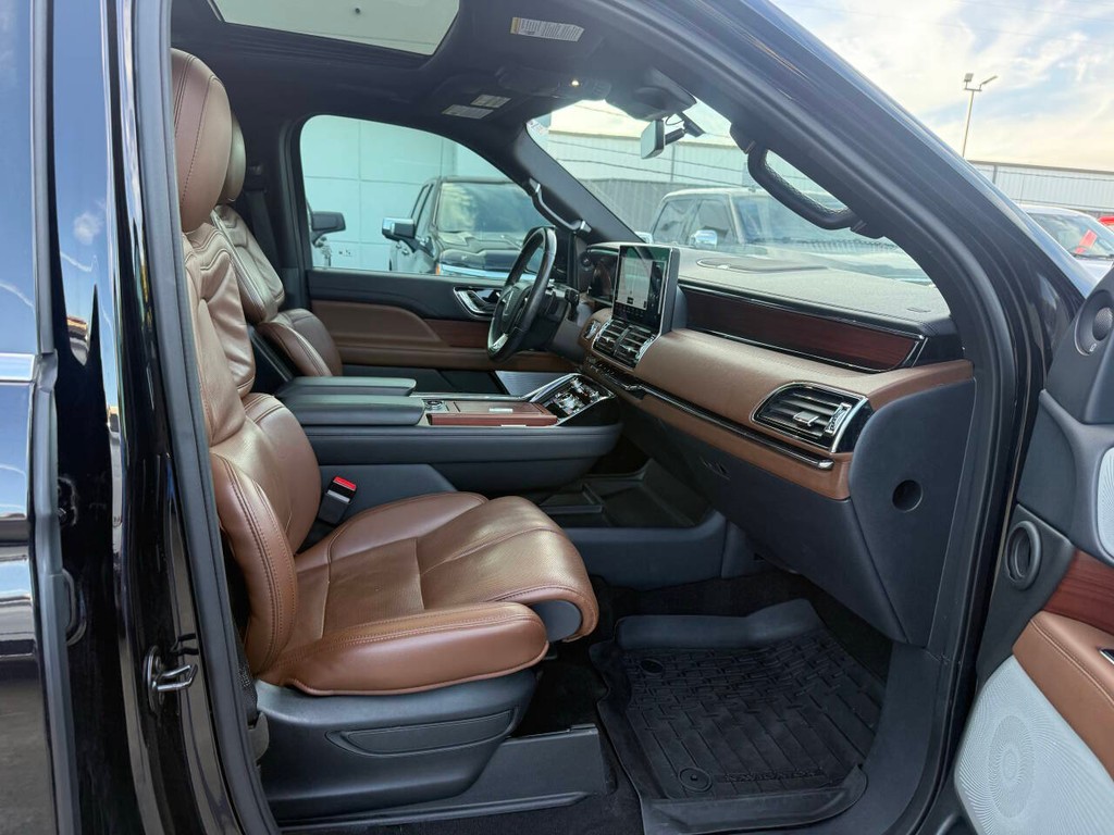 Lincoln Navigator Vehicle Full-screen Gallery Image 10