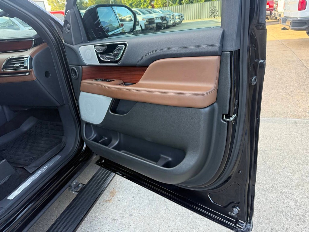 Lincoln Navigator Vehicle Full-screen Gallery Image 11