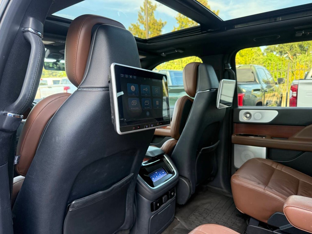Lincoln Navigator Vehicle Full-screen Gallery Image 12