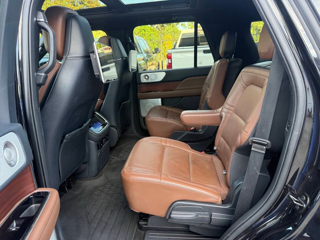 Lincoln Navigator Vehicle Full-screen Gallery Image 13