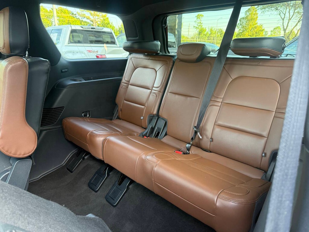 Lincoln Navigator Vehicle Full-screen Gallery Image 14