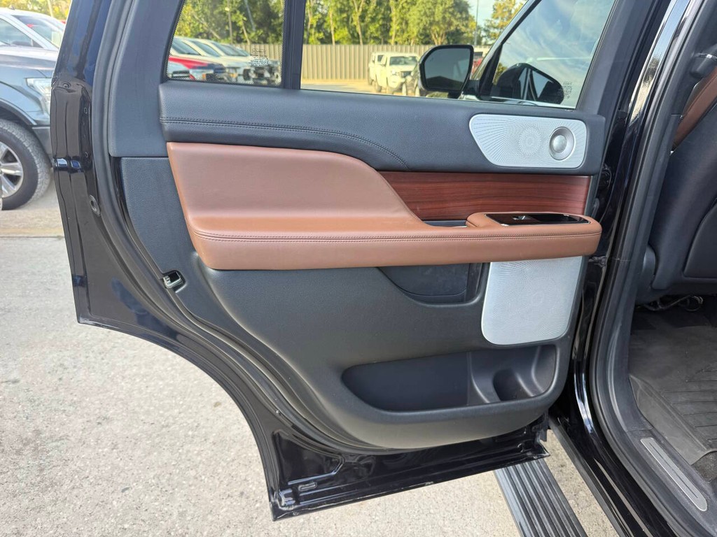 Lincoln Navigator Vehicle Full-screen Gallery Image 15