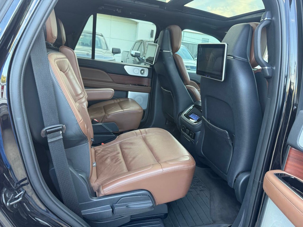 Lincoln Navigator Vehicle Full-screen Gallery Image 16