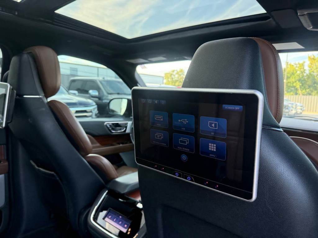 Lincoln Navigator Vehicle Full-screen Gallery Image 17