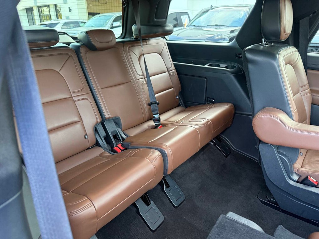 Lincoln Navigator Vehicle Full-screen Gallery Image 18