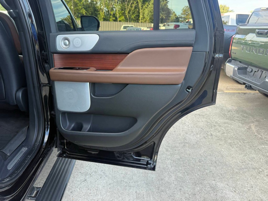 Lincoln Navigator Vehicle Full-screen Gallery Image 19