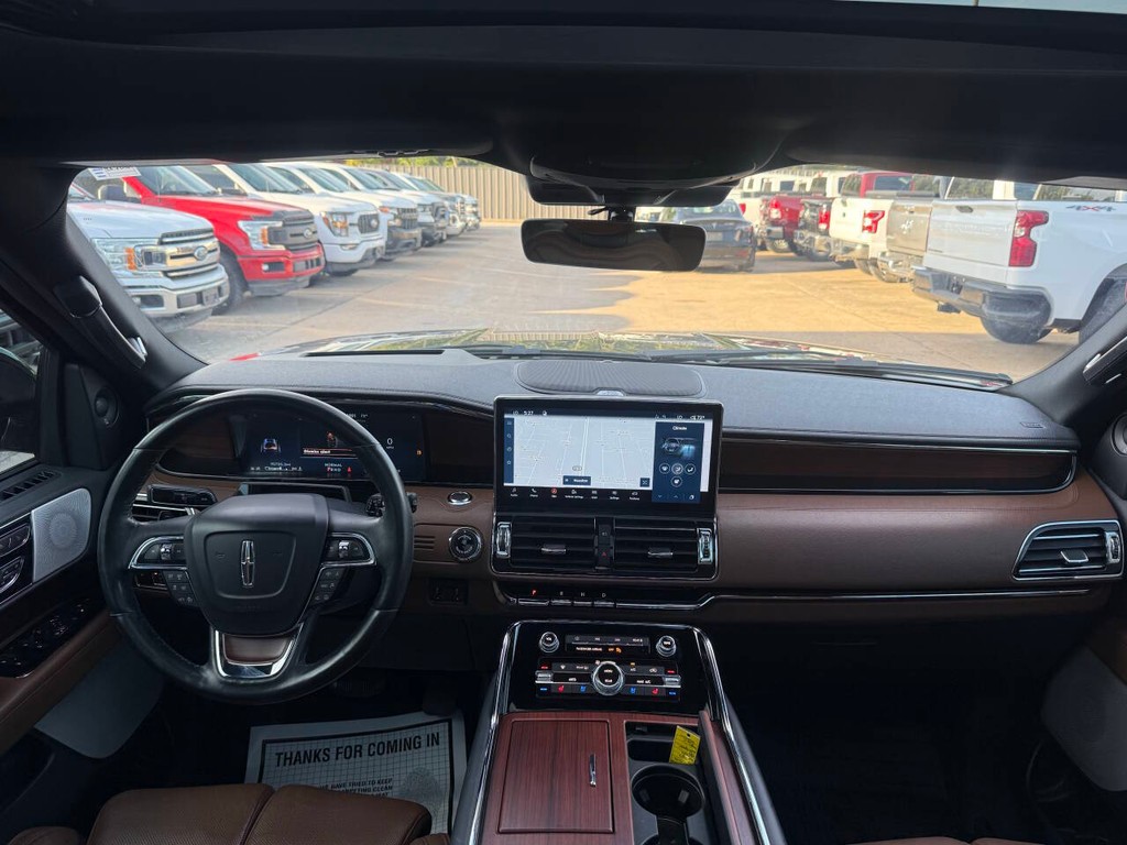 Lincoln Navigator Vehicle Full-screen Gallery Image 20