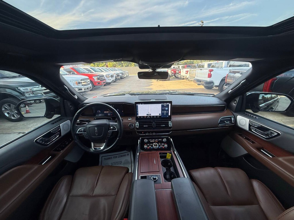Lincoln Navigator Vehicle Full-screen Gallery Image 21