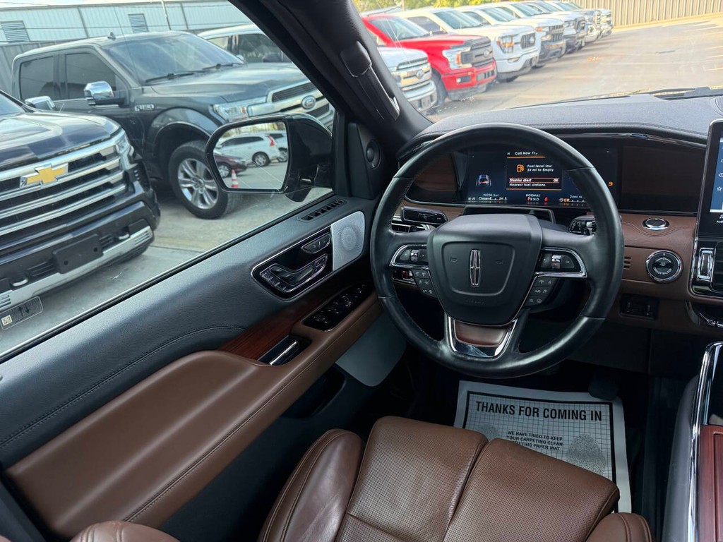 Lincoln Navigator Vehicle Full-screen Gallery Image 22