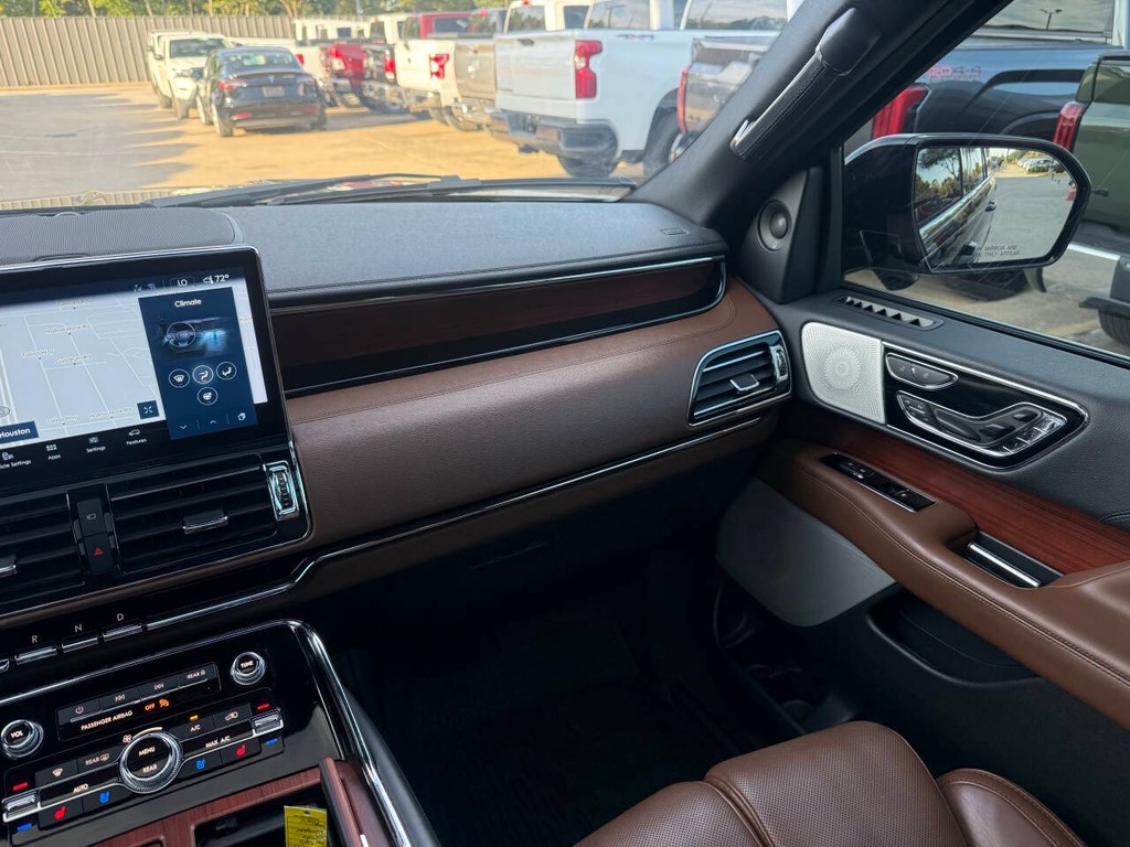 Lincoln Navigator Vehicle Full-screen Gallery Image 23