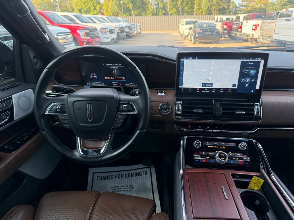 Lincoln Navigator Vehicle Full-screen Gallery Image 24