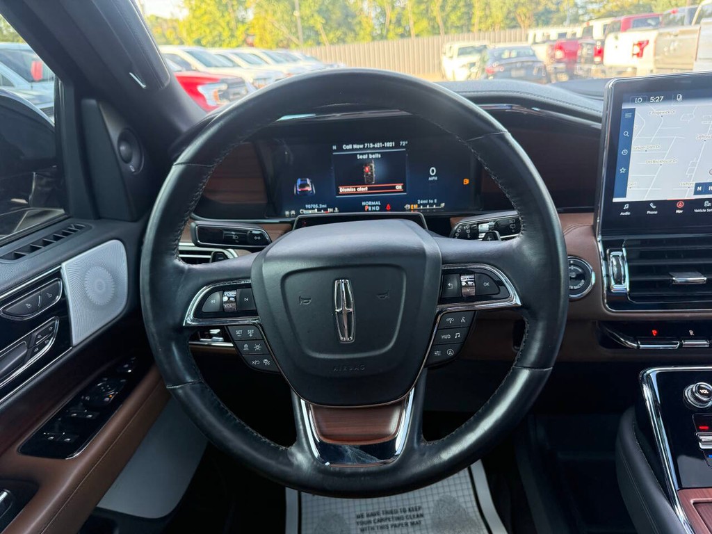 Lincoln Navigator Vehicle Full-screen Gallery Image 25