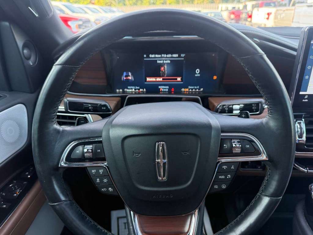 Lincoln Navigator Vehicle Full-screen Gallery Image 26