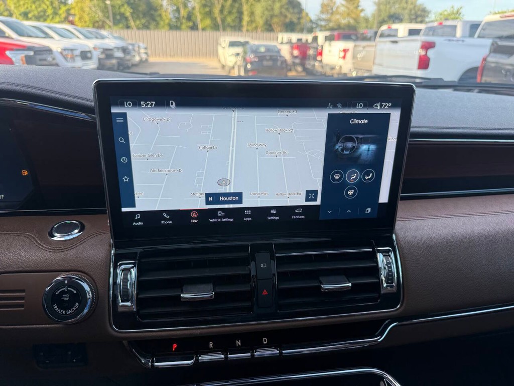 Lincoln Navigator Vehicle Full-screen Gallery Image 27
