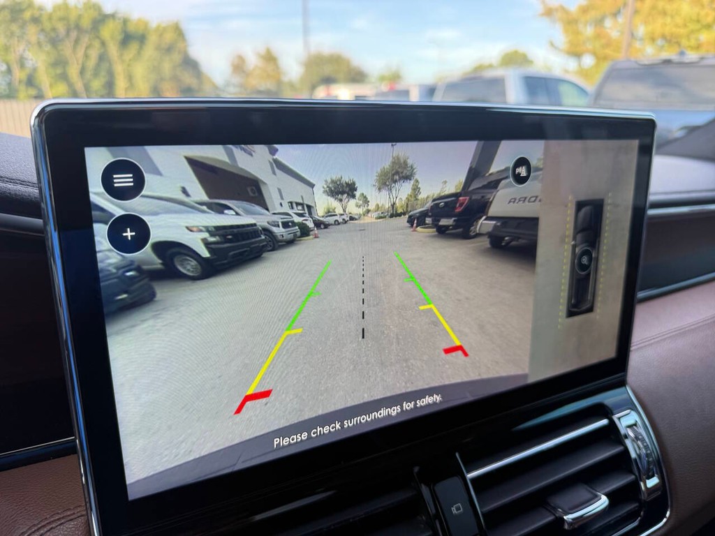 Lincoln Navigator Vehicle Full-screen Gallery Image 29