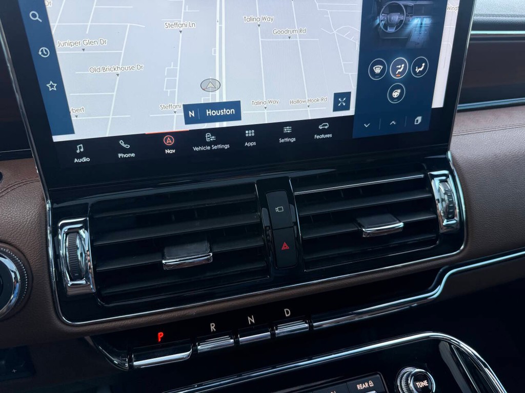 Lincoln Navigator Vehicle Full-screen Gallery Image 30