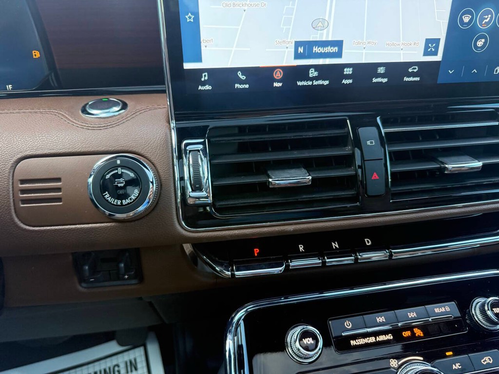 Lincoln Navigator Vehicle Full-screen Gallery Image 31