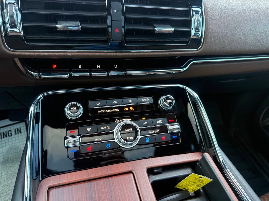 Lincoln Navigator Vehicle Full-screen Gallery Image 32