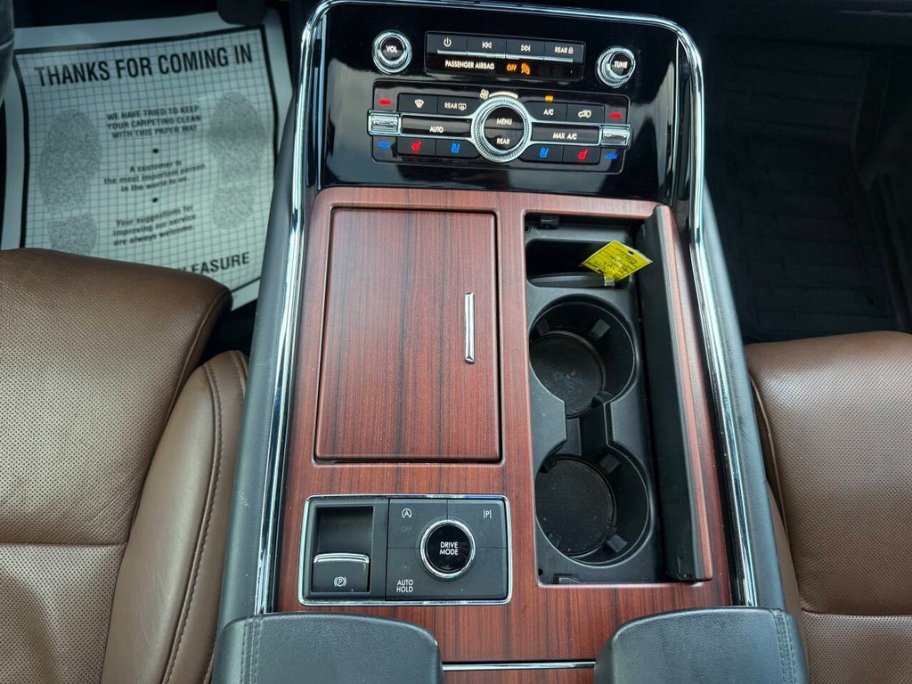 Lincoln Navigator Vehicle Full-screen Gallery Image 33