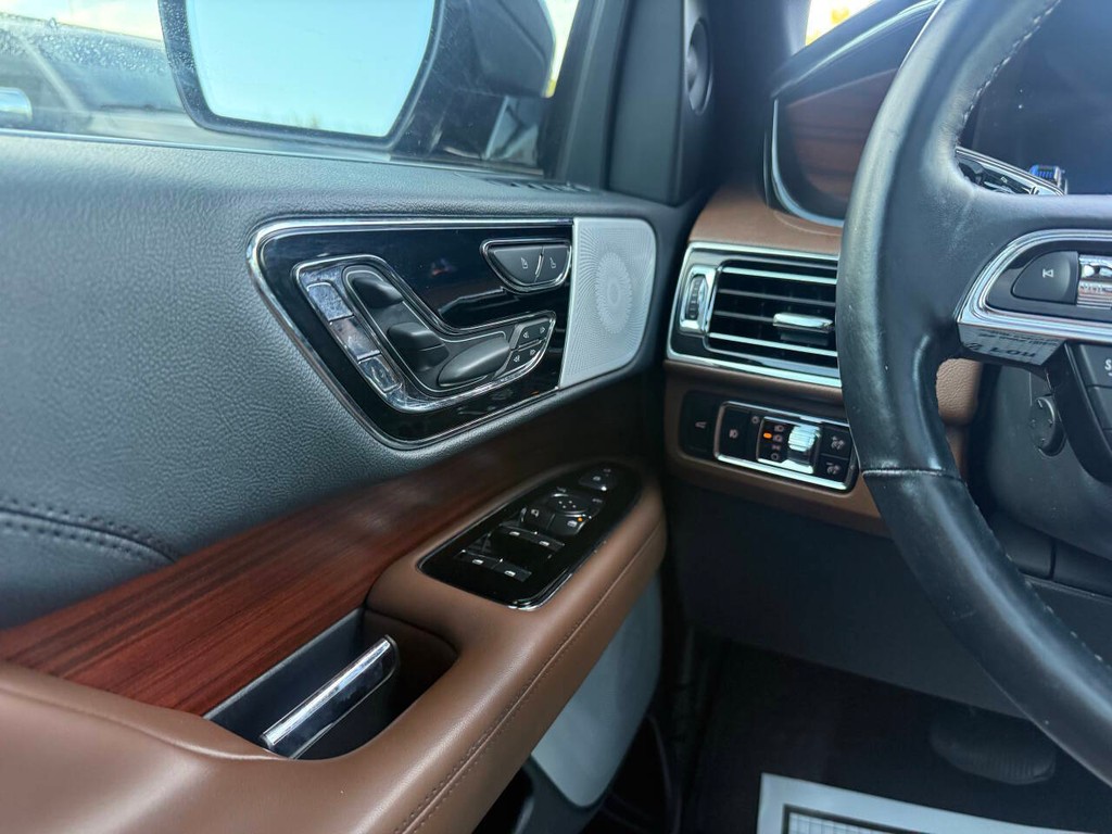Lincoln Navigator Vehicle Full-screen Gallery Image 34